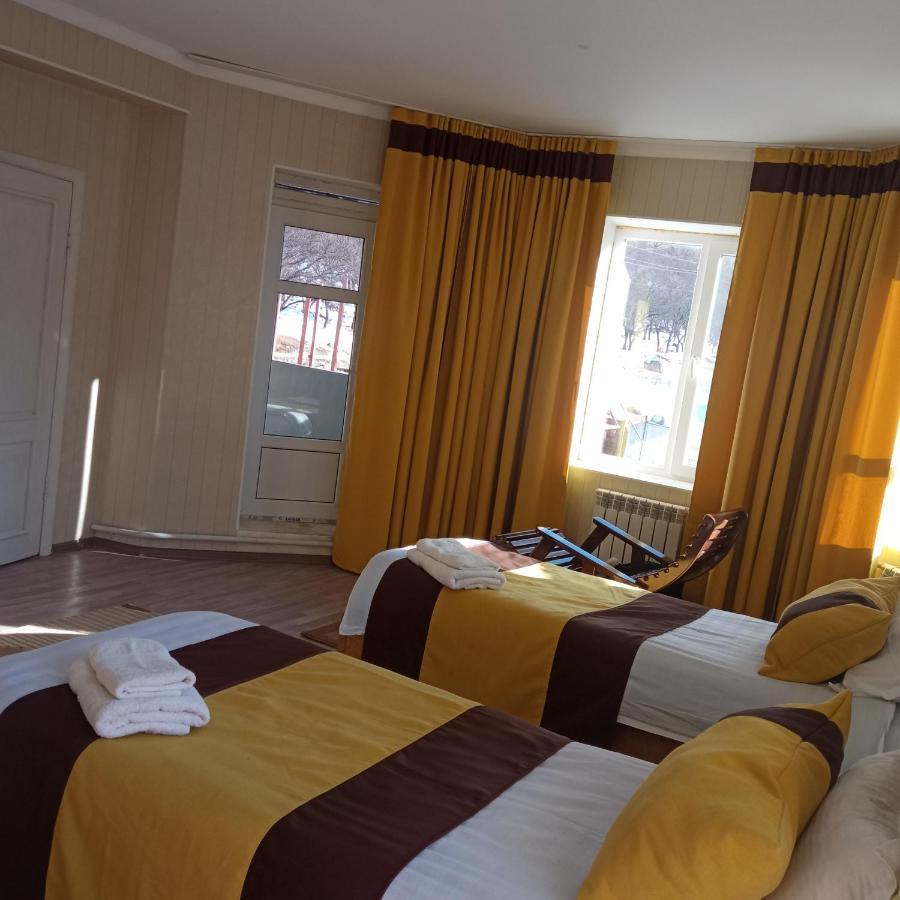 Turan Guesthouse Karakol Eksteriør bilde
